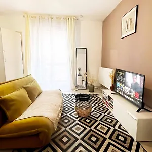 https://la-porte-de-lchappe-verte-salon-extrieur-parking-priv.midi-pyreneeshotels.com